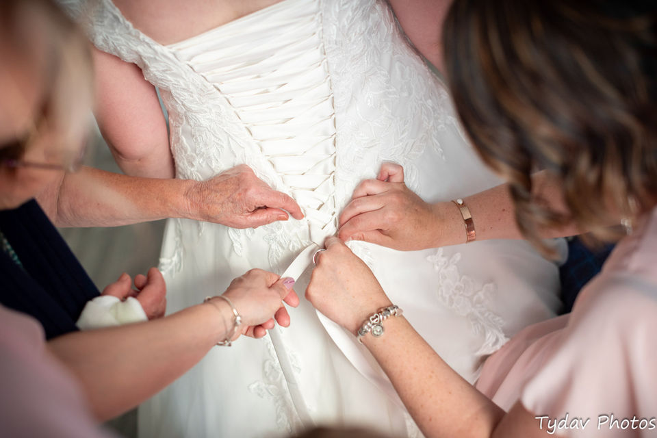 Photographe de mariage à Rennes : préparatifs, robe par le photographe Tydav Photos
