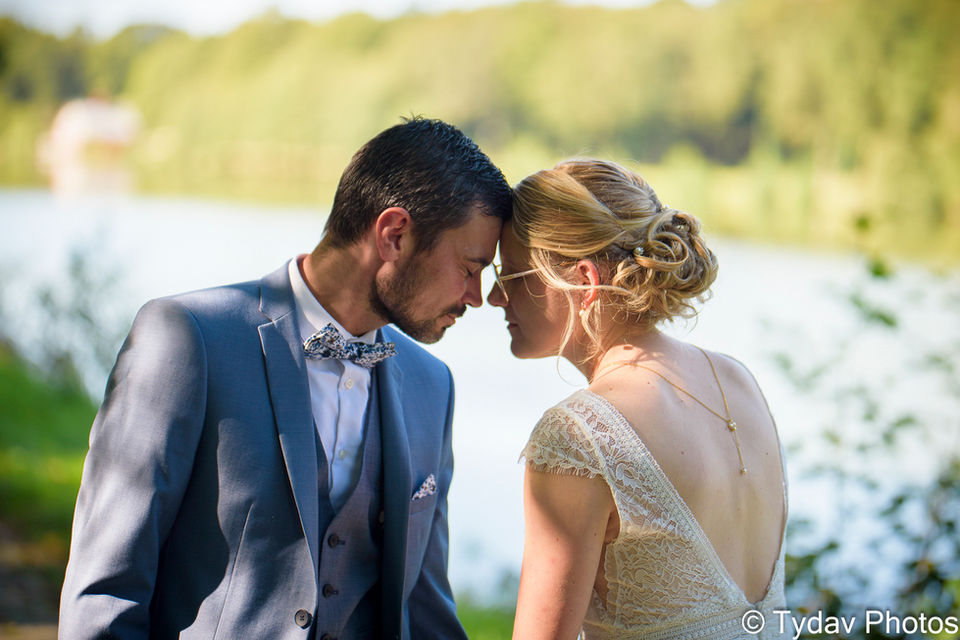 Photographe de mariage à Rennes : séance couple en lumière naturelle par le photographe Tydav Photos