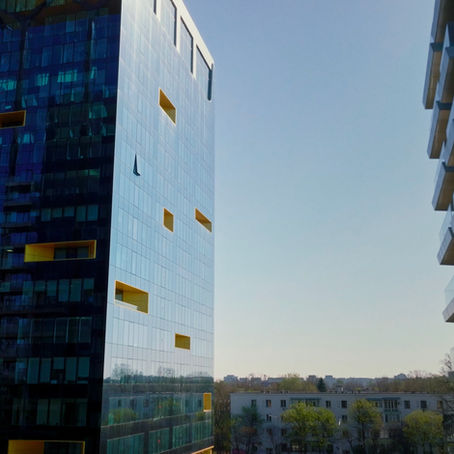 Videograf profesionist filmând un apartament modern din București, cu echipament cinematic și lumină naturală