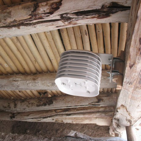 Recording external temperature and humidity using dataloggers in a monument. Enfironmental monitoring.