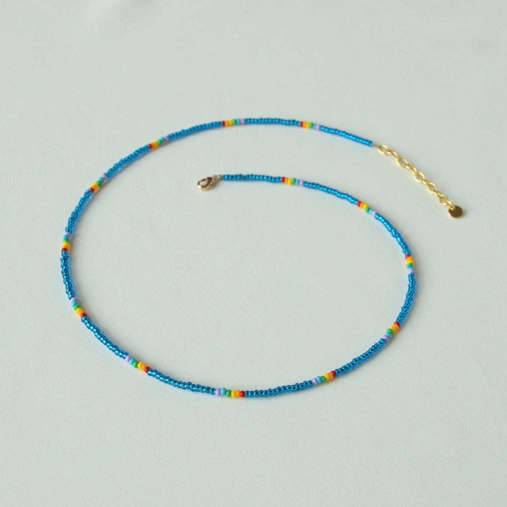 Blå perlehalskæde i guld. Amitiola perlehalskæde i guld, uden nikkel, vedhæng eller perler. Perfekt til mor og kvinder.