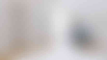 Šedá skříň se zabudovanou vitrínou, kosmetický kout