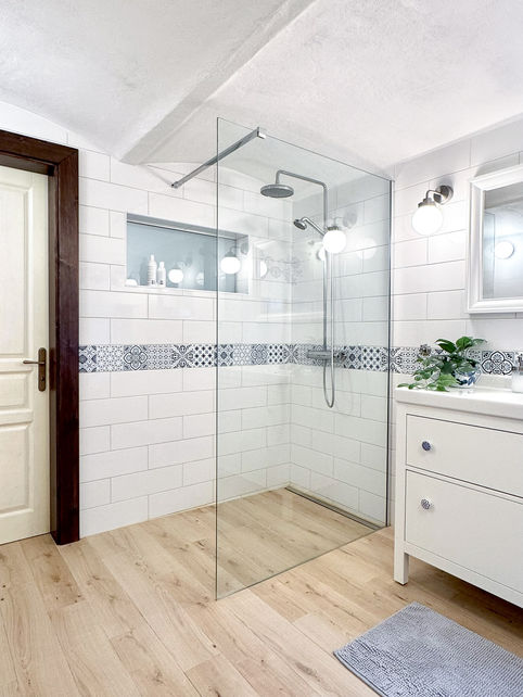 Modro-bílá koupelna na selském stavení, na chalupě