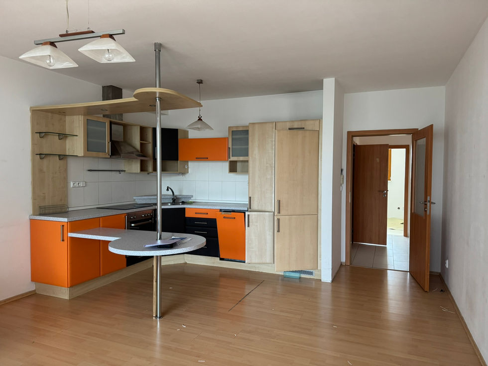 Oranžová kuchyně před rekonstrukcí