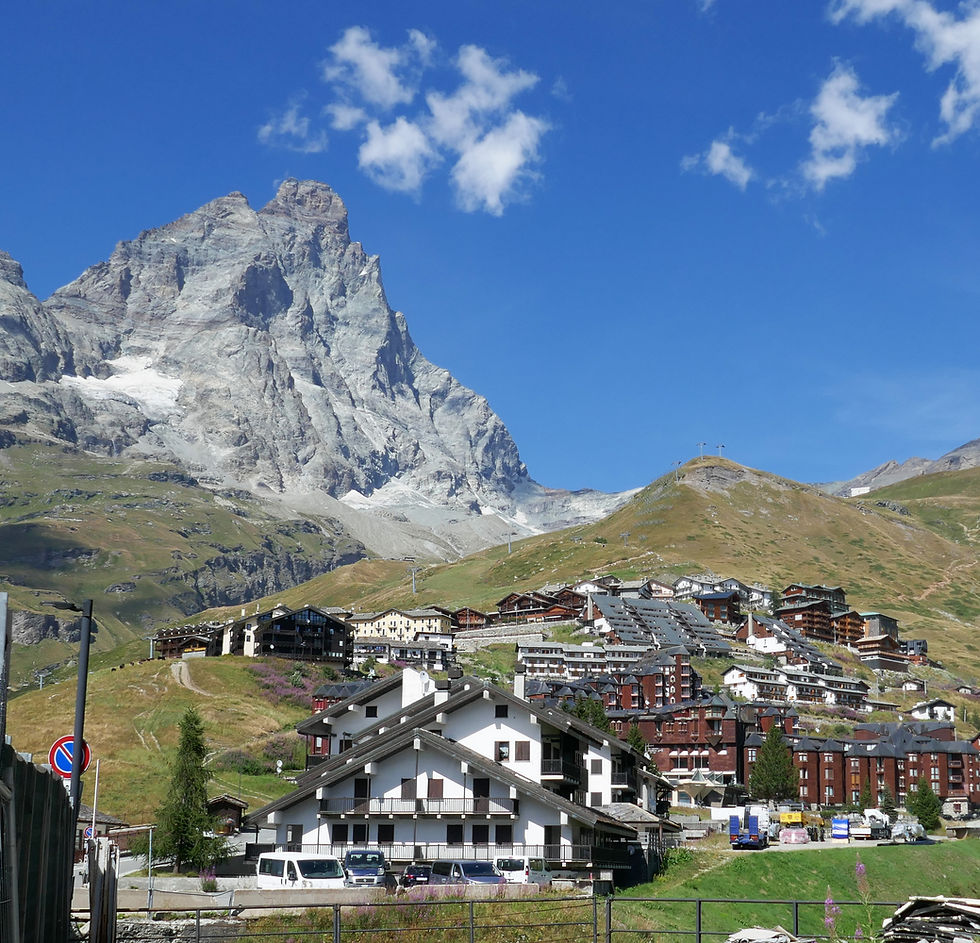Breuil-Cervinia met de Matterhorn op de achtergrond onder een heldere blauwe hemel.