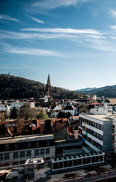 Verken de charmante dorpjes rondom Feldberg, een van de meest populaire skibestemmingen in Duitsland. Omringd door schilderachtige landschappen en prachtige bergen, bieden deze dorpjes een unieke sfeer en een ontspannen vakantie-ervaring. Bezoek lokale markten, geniet van traditionele gerechten en maak kennis met de lokale cultuur. Of je nu op zoek bent naar een romantisch uitje of een gezinsvakantie, de dorpjes rondom Feldberg hebben voor ieder wat wils.