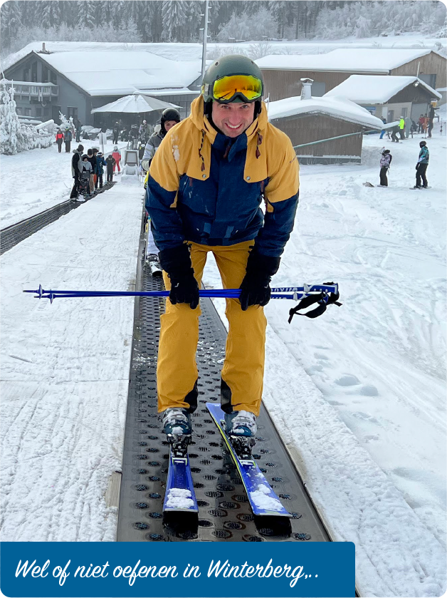 Uitzicht op een besneeuwde piste in Winterberg, een populaire maar sneeuwonzekere bestemming om te oefenen voor de skivakantie