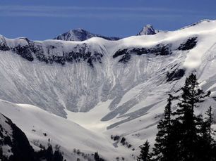 Besneeuwde Graukogel bij Bad Gastein in Oostenrijk, waar het skigebied tijdelijk sluit vanwege gebrek aan sneeuwzekerheid.