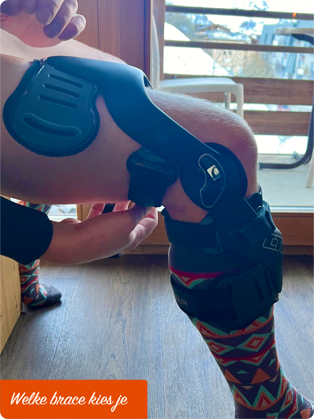Afbeelding van een scharnierende brace en een compressiebrace naast elkaar, met focus op de verschillen in ontwerp en gebruik voor optimale ondersteuning tijdens sporten en herstel