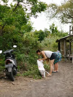 o-nas-ocean-karma-surfing-joga-sprzątanie-plaży-clean-trash-garbage-beach-bali-save-planet