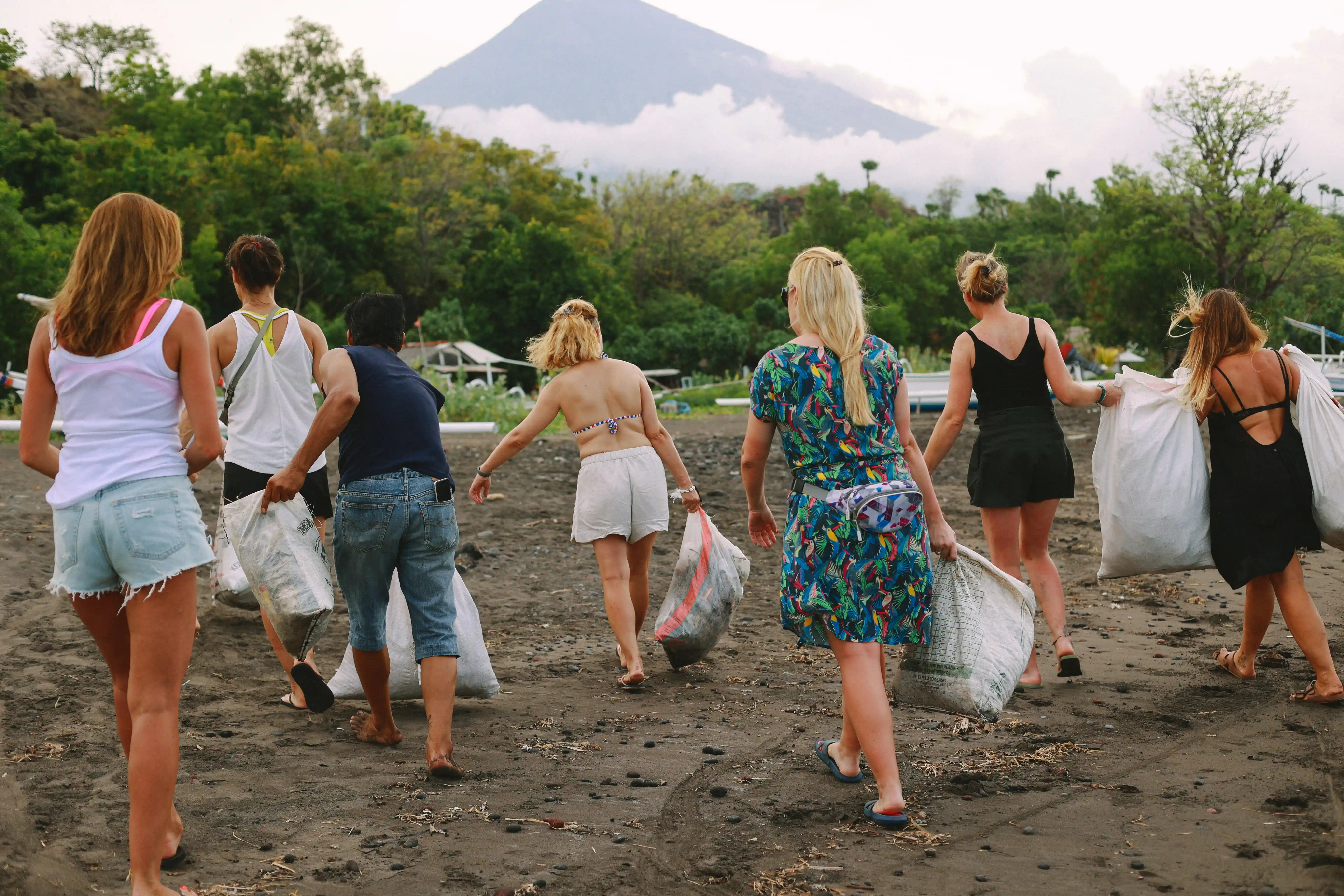 o-nas-ocean-karma-surfing-joga-sprzątanie-plaży-clean-trash-garbage-beach-bali-save-planet