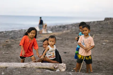 o-nas-ocean-karma-surfing-joga-sprzątanie-plaży-clean-trash-garbage-beach-bali-save-planet
