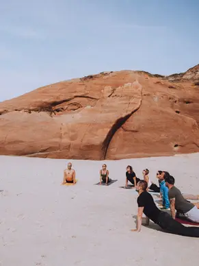 surf-joga-nad-oceanem-portugalia-ocean-karma.webp