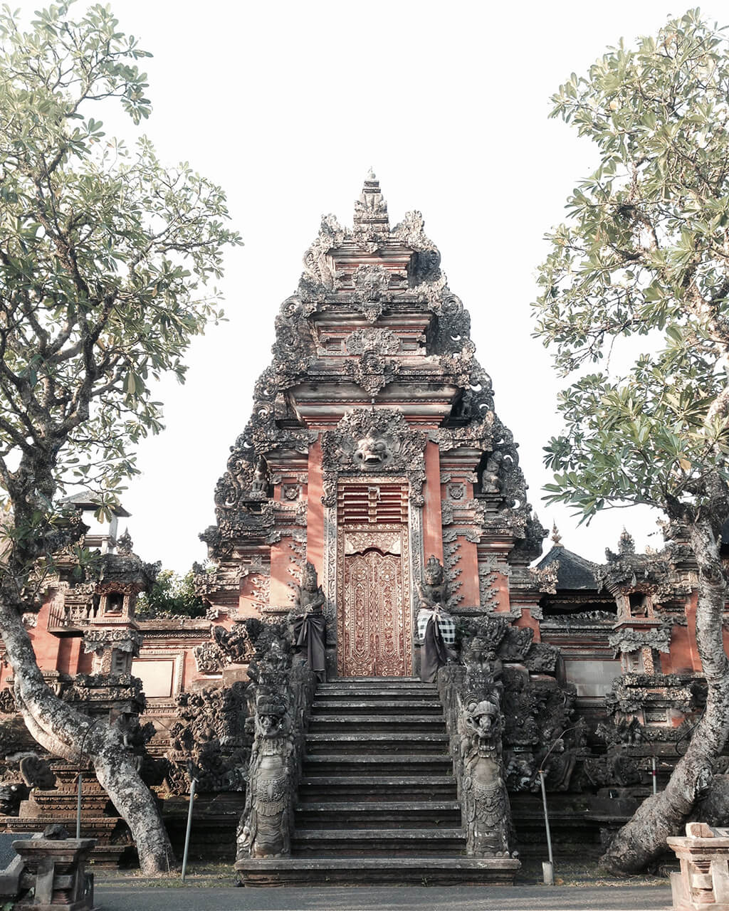 swiatynia-bali-indonezyjska-kultura-ocean-karma.webp