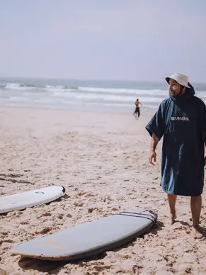 surfcamp-portugalia-wave-ocean-karma-surfer-0301.webp