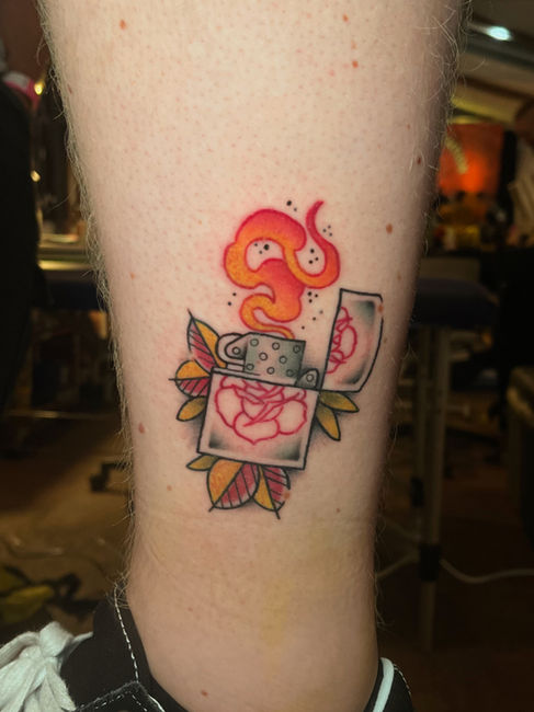 New School Feuerzeug Tattoo in Farbe am Bein