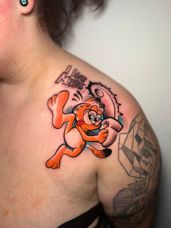 Comic Farbtattoo von Garfield, auf Schulter
