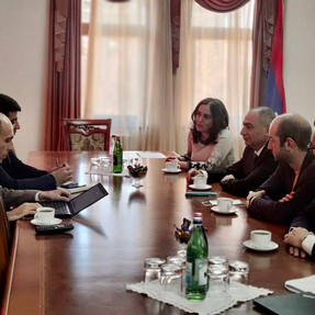Genesis Armenia ուղեղային կենտրոն/հիմնադրամի պատվիրակությունը հանդիպեց Արցախի Հանրապետության պետնախարար Արտակ Բեգլարյանի հետ