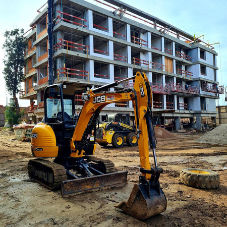 Mini excavadora en obra