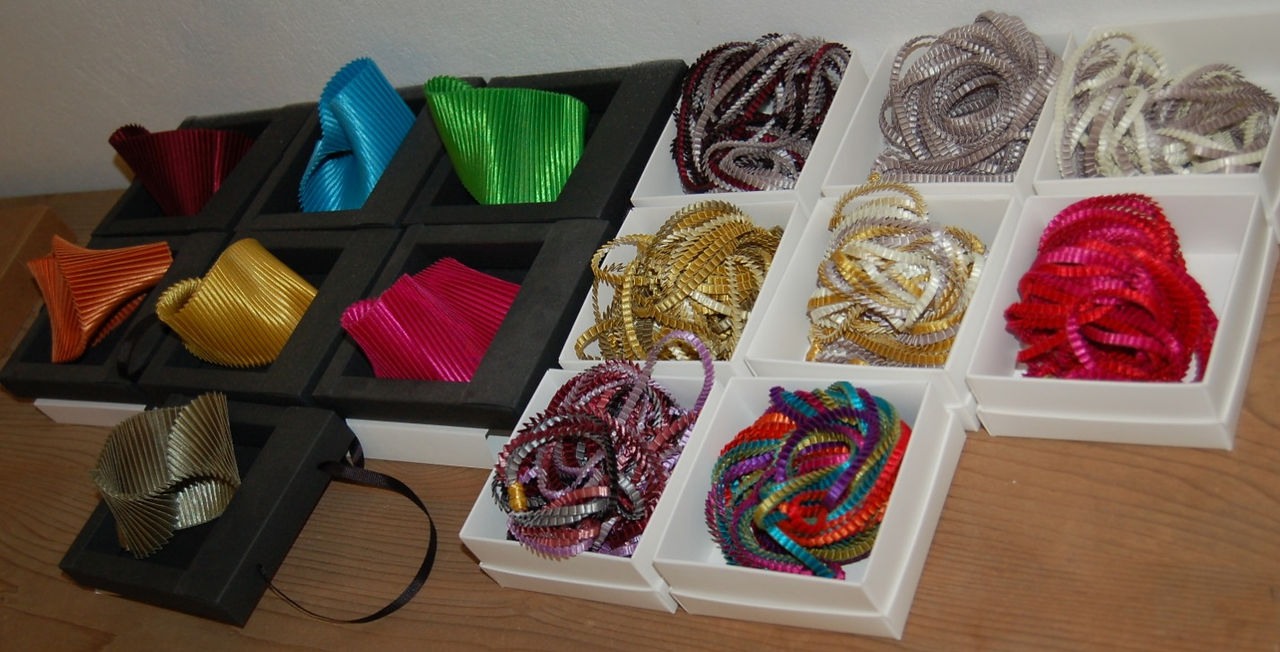 bracelets et colliers satin plissé