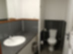 Salle d'eau avec toilette