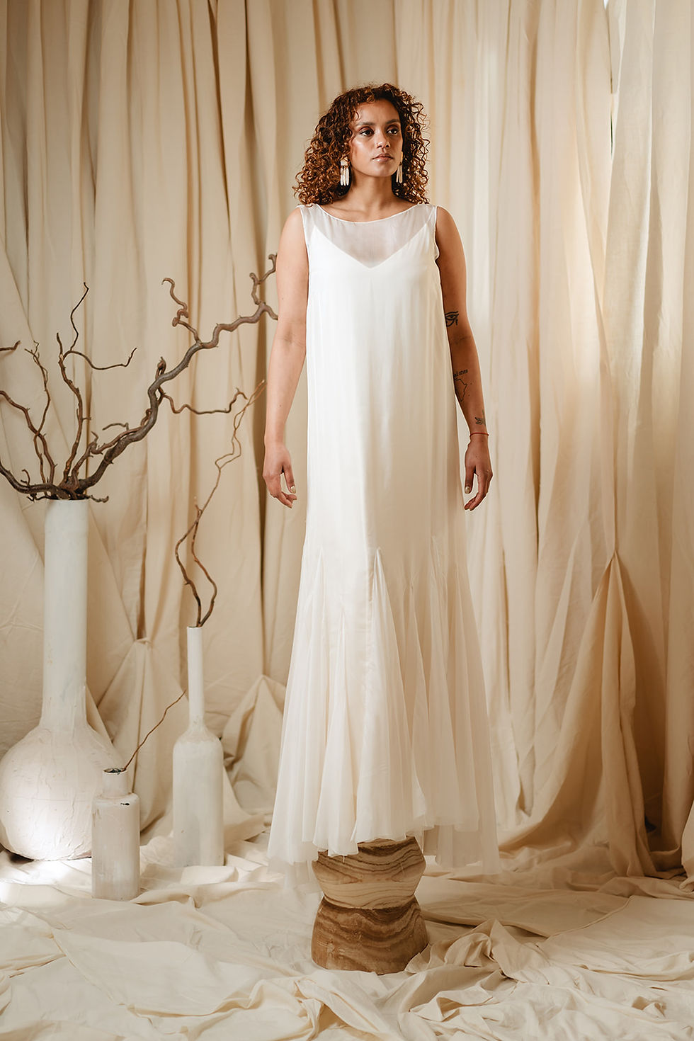 Robe de mariée droite en mousseline de soie, minimaliste et inspirée haute couture. YBrown