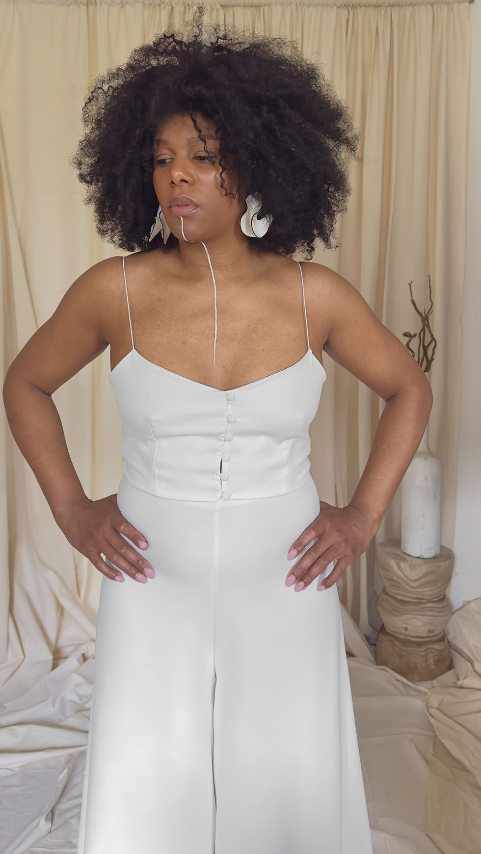 Miniature : Croptop de mariée en crêpe avec boutons recouverts devant, coupe minimaliste et élégante.