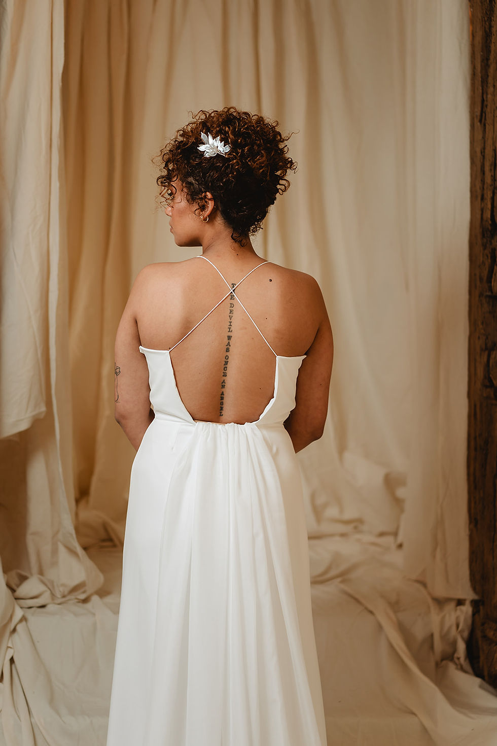 Miniature : Robe de mariée cintrée avec fente centrale, dos nu à bretelles croisées et longue traîne en mousseline. YBrown