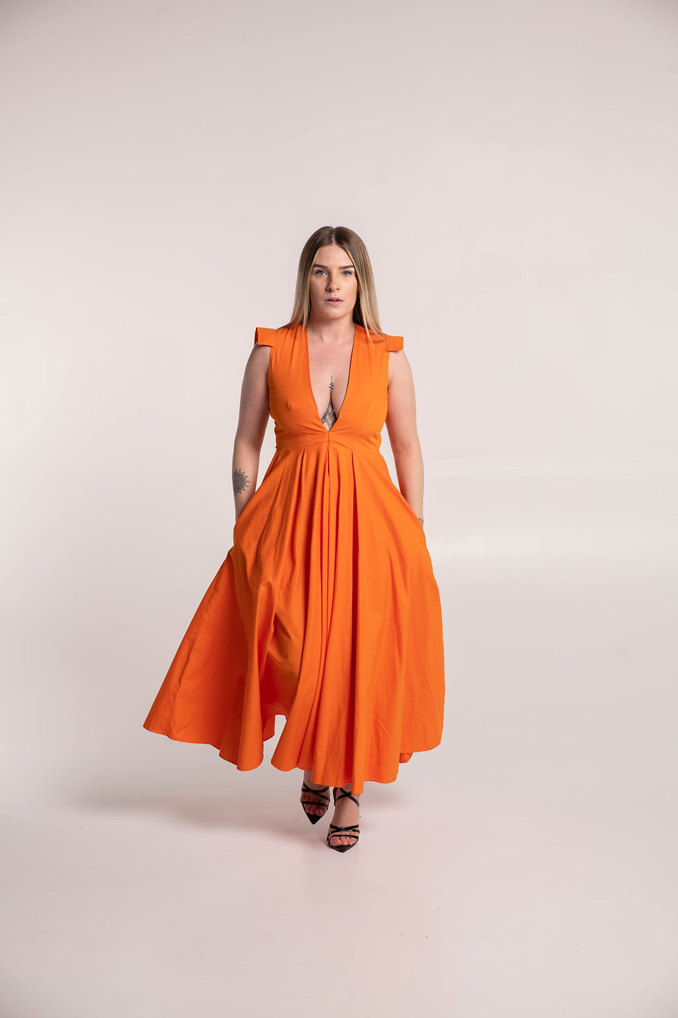Miniature : Robe midi coupe patineuse en coton, idéale pour mariée civile, demoiselles d'honneur ou invitées, décolleté V, dos en V