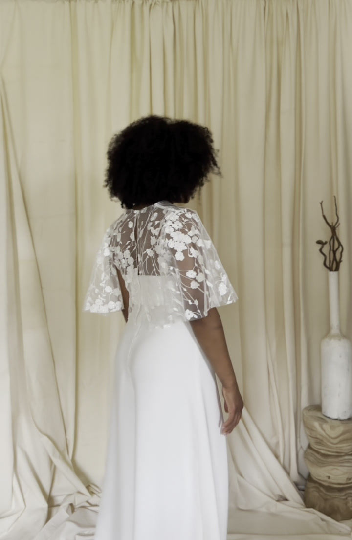 Miniature : Top de mariée en tulle brodé, avec manches cape ou volants pour une allure vaporeuse et poétique.