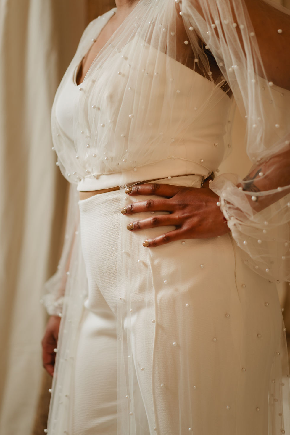 Miniature : Top de mariée en tulle ou tulle perlé, avec traîne et manches bouffantes pour une silhouette couture et aérienne.