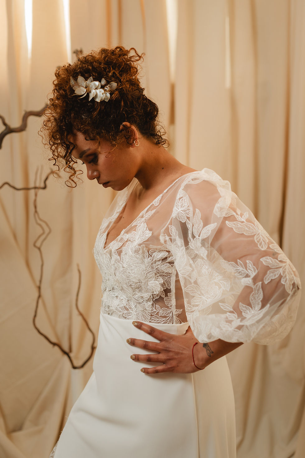 Miniature : Robe de mariée en crêpe, tulle brodé, manches ballons, fente transparente brodée, décolleté devant et dos nu. YBrown