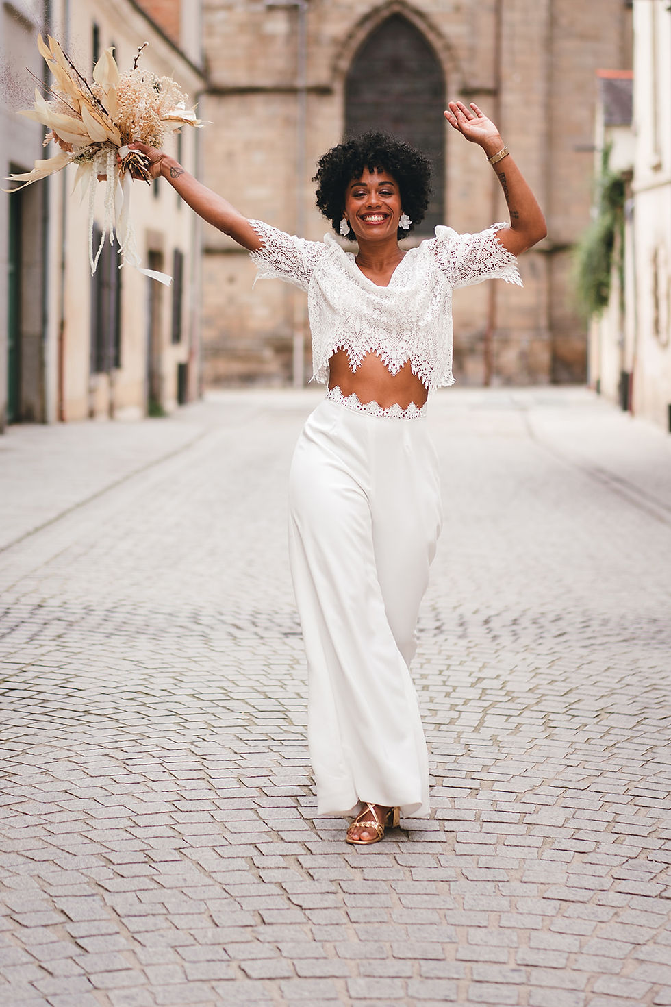 Miniature : Pantalon de mariée coupe sailor flare en crêpe, avec une ceinture en dentelle ou une version classique selon le style