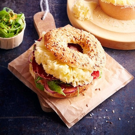10330991-bagel-sesame-a-la-tete-de-moine-roquette-et-viande-des-grisons