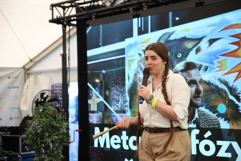 Klára Sedlo představuje projekt Umělec vs. AI během přednášky na festivalu Colours of Ostrava.