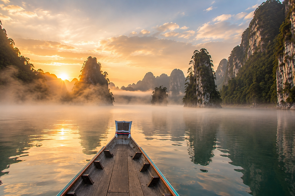 Aux premières heures du jour, la brume enveloppe parfois les montagnes de Khao Sok et offre aux voyageurs un réveil hors du temps.