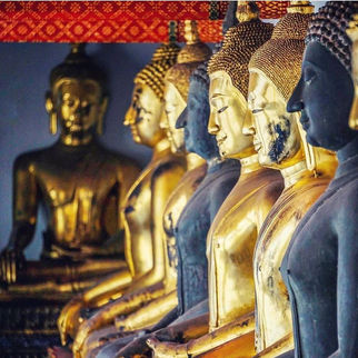 Temple incontournable de Bangkok, célèbre pour son immense Bouddha couché, ses stupas colorés et son école traditionnelle de massage thaïlandais.