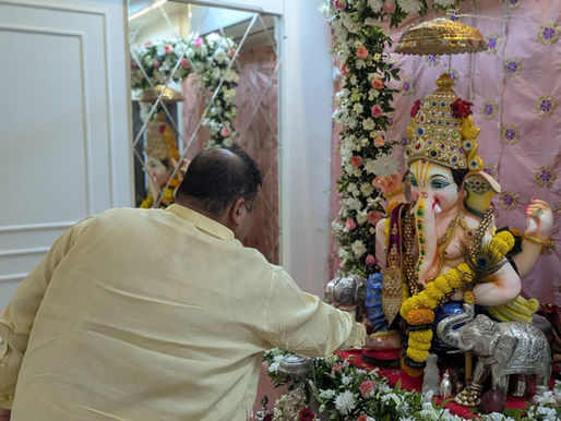 उन्नत नगर जिग्नेश शेठ यांच्या निवासस्थानी गणरायाचे दर्शन