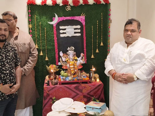 डॉ. सुरेंद्र मिश्रा जी यांच्या निवासस्थानी गणरायाचे मनोभावे दर्शन