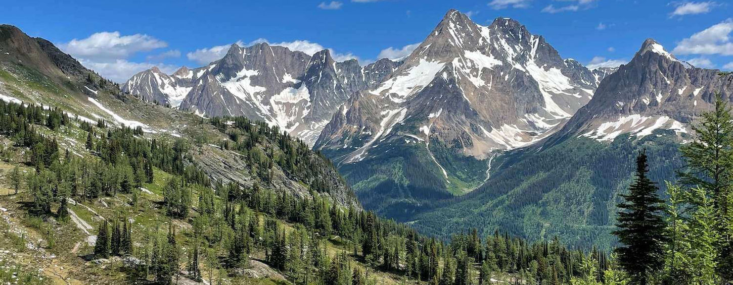 Jumbo pass valley with mountain views in the distance