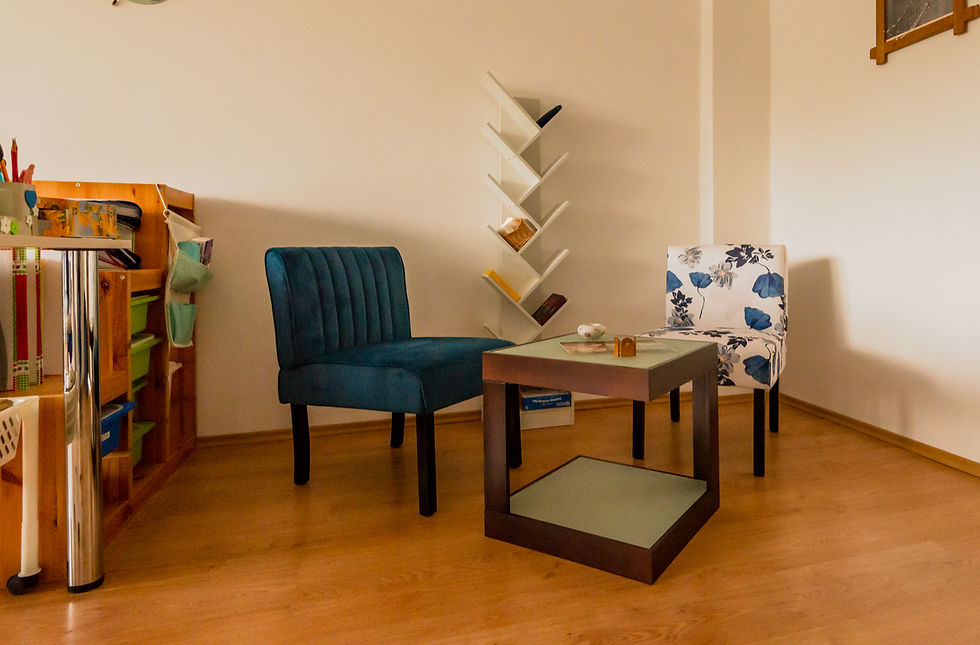 Közeli kép egy nyugodt beszélgetőhelyről, ahol egyetlen személy ül egy kényelmes fotelben