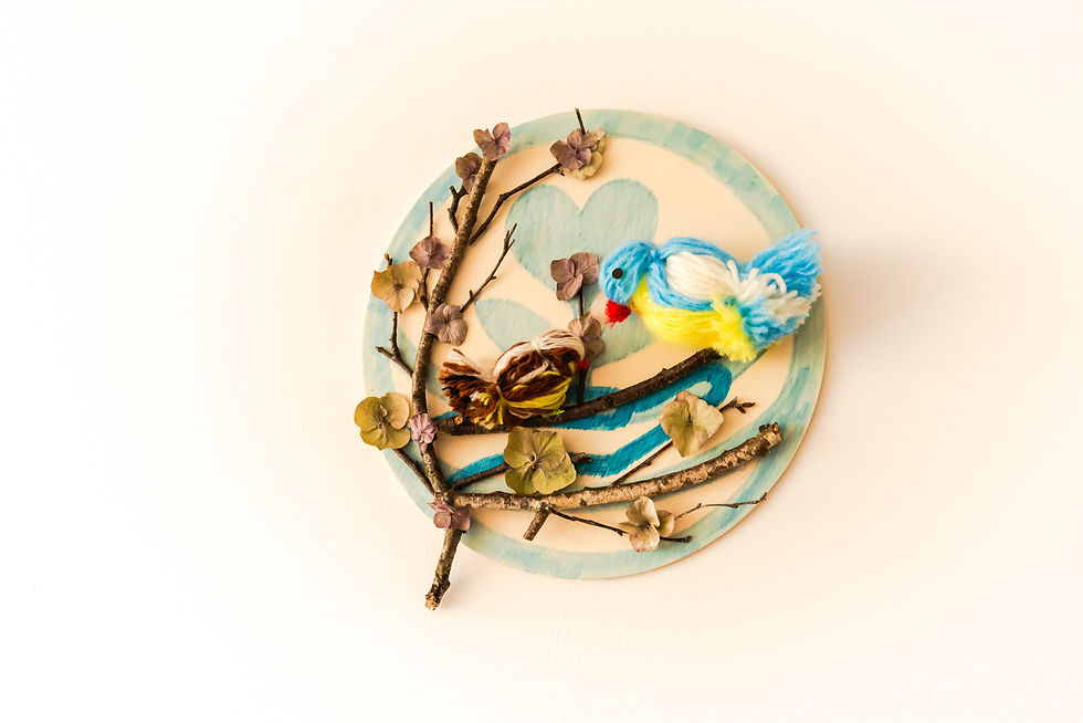 Közeli kép egy kényelmes beszélgető sarokról, ahol egy személy nyugodtan hallgat