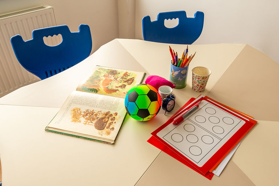 Közelről egy ergonomikus szék és rendezett tanulóasztal egy csendes szobában