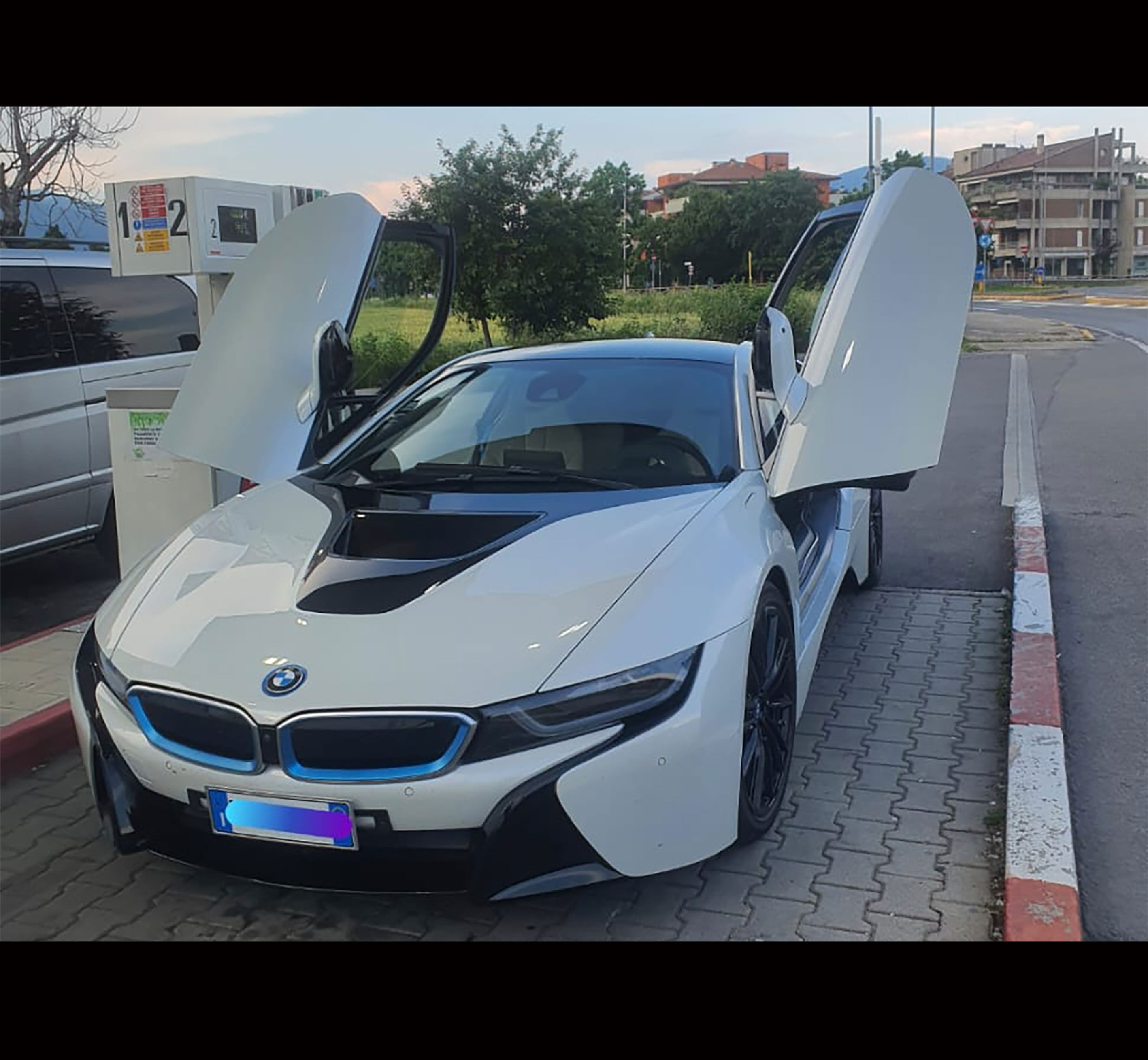 BMW i8 COUPE BIANCO/BLU
