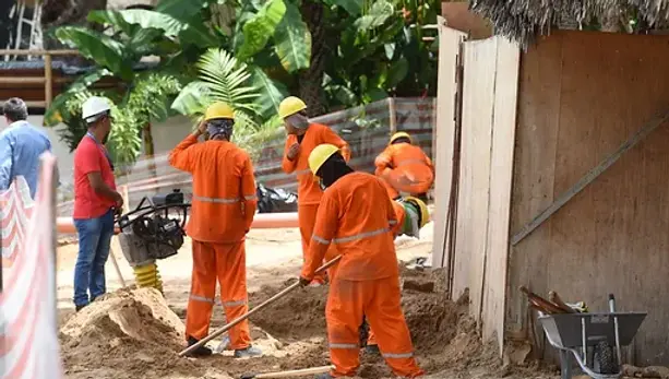 Cagece desenvolve ações para conter o avanço do mar sobre as redes de esgoto em Jericoacoara