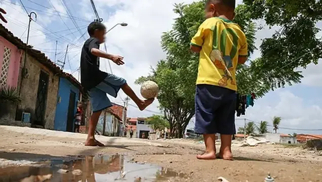 42% das crianças e jovens de até 19 anos vivem em domicílios sem rede de esgoto adequada no Ceará