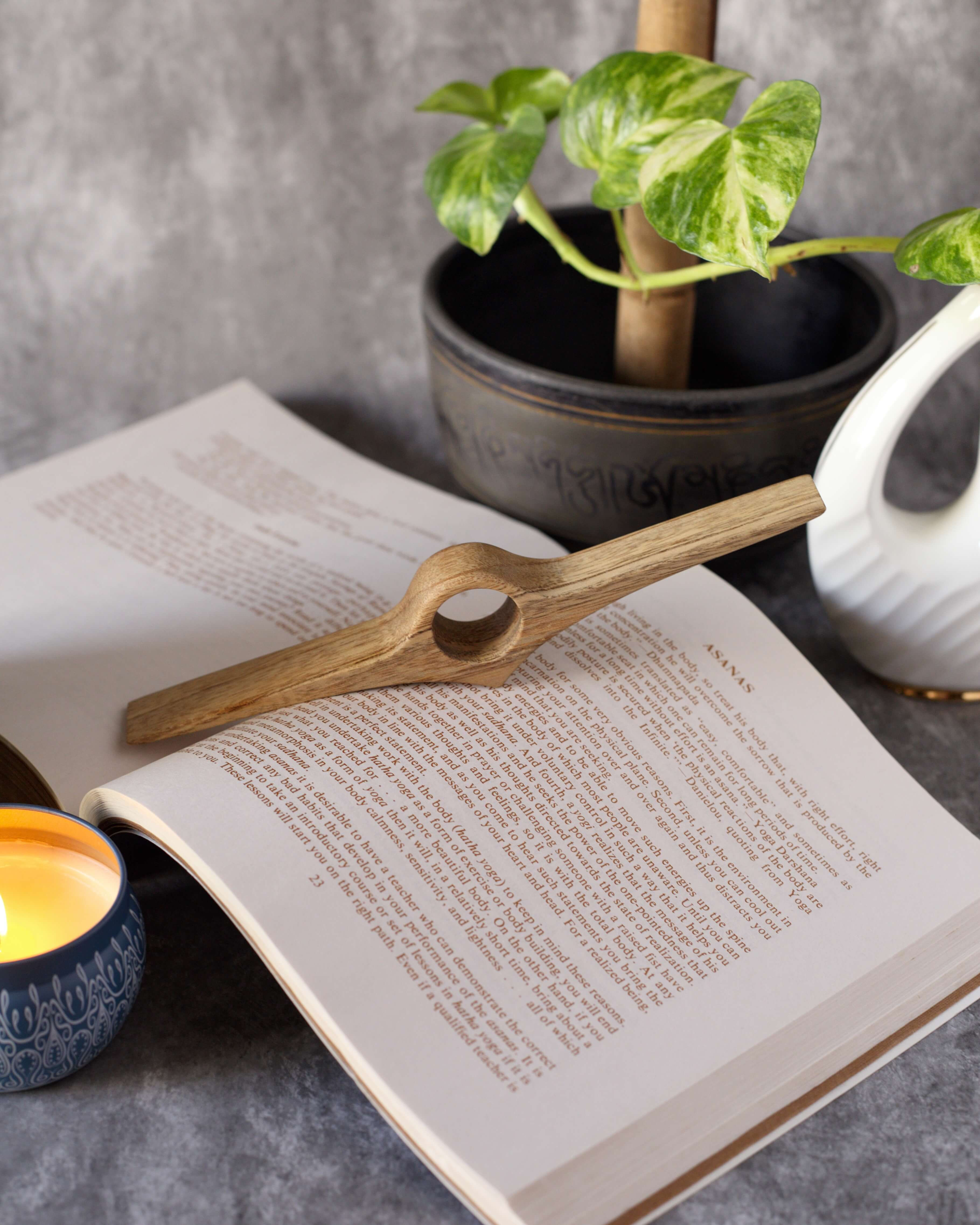 Duende hand-carved book thumb stopper