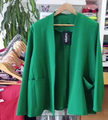 Chaqueta verde, bolsillos laterales, nueva colección