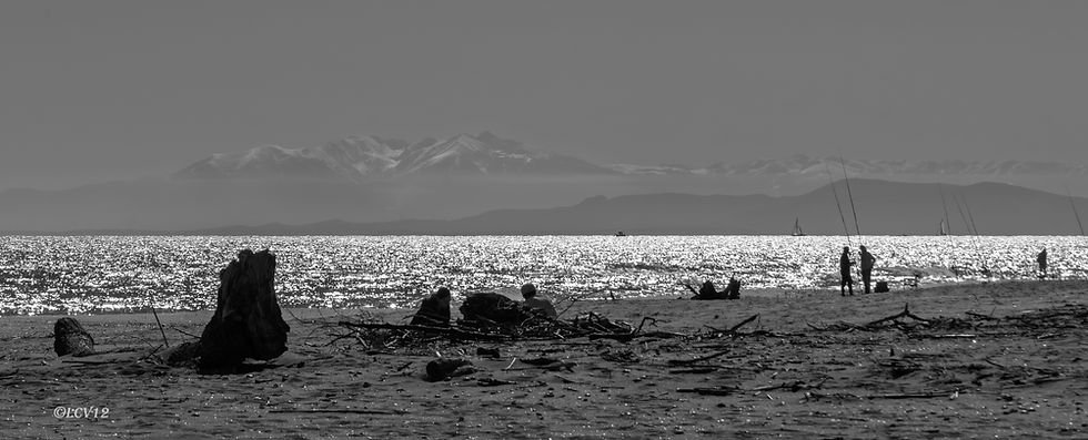 Les Pyrénées au loin depuis la plage