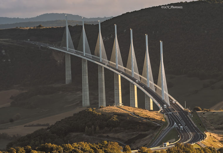 Viaduc de Millau au lever du soleil en Aveyron Occitanie France, pont à haubans monumental dans un paysage vallonné, photographie d’architecture